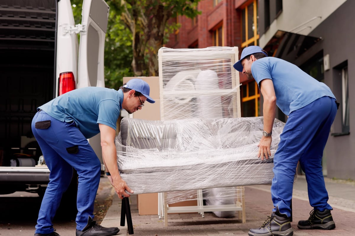 Professionelle Umzugshelfer mit Transporter – Firmenumzug mit Movatrans
