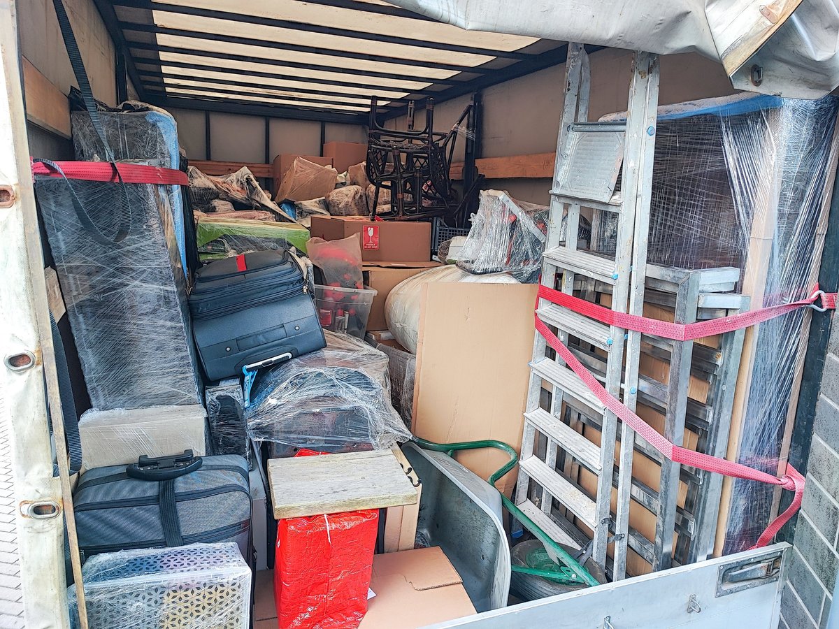 Beladener Umzugswagen mit Möbeln und Kartons – Fernumzug mit Movatrans